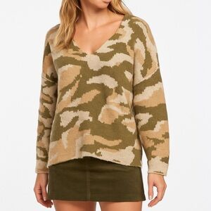 POL Fuzzy Sweater Warm Camouflage Oversized V Neck Pullover Women’s Size Small